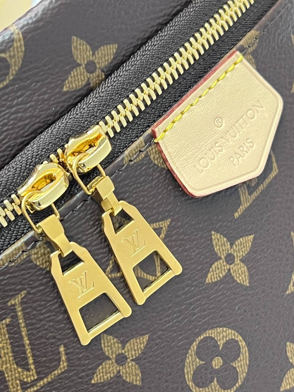 Сумка Louis Vuitton Bumbag из классической канвы Monogram с кожаной нашивкой